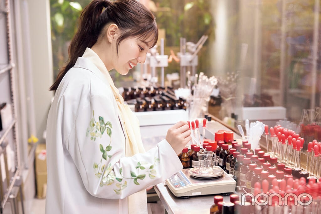 白衣を着た小坂菜緒