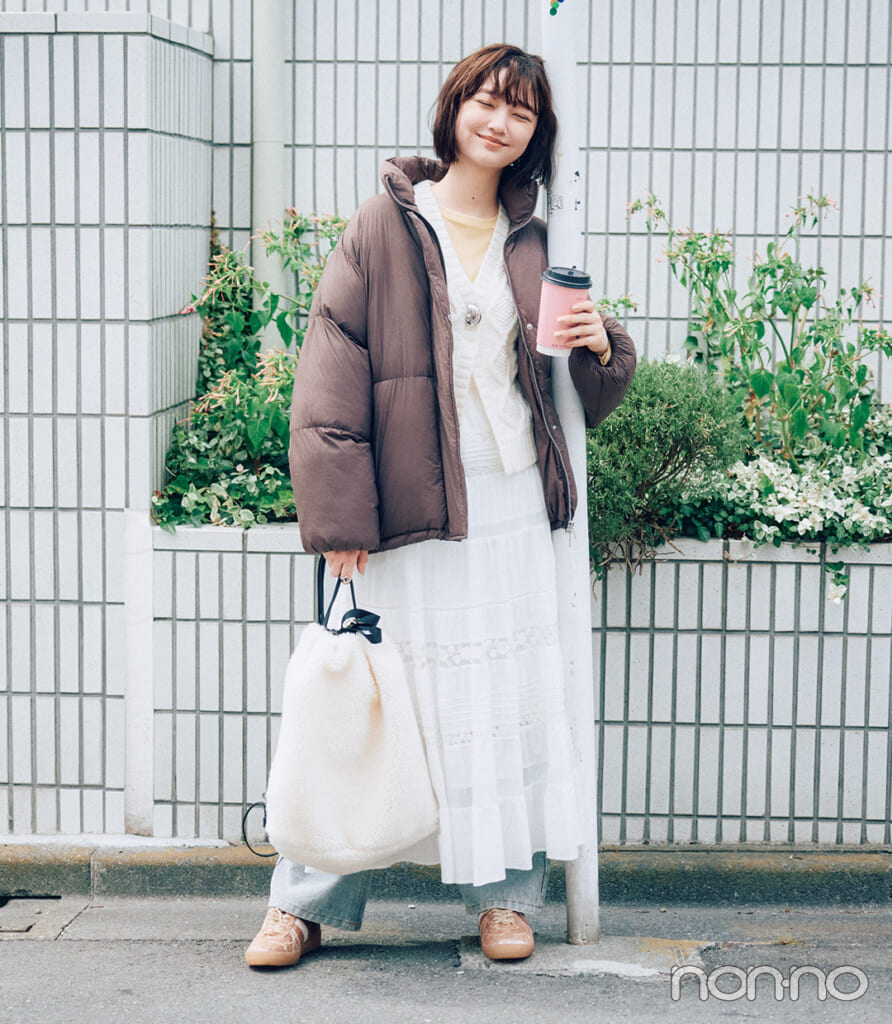 abahouse mavieの中綿オーバースタンドブルゾンを着た小宮山莉渚