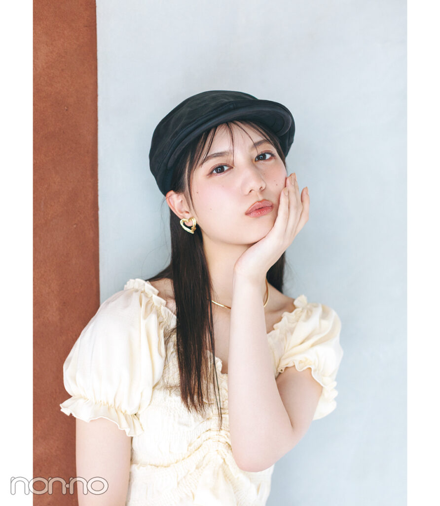 小坂菜緒のトレンドヘア小物「レザーハンチング」