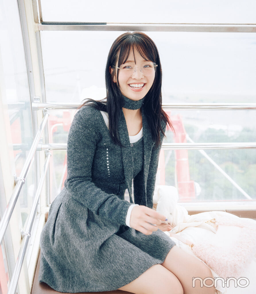 横田真悠の顔回りが華やぐチョーカーつきニット