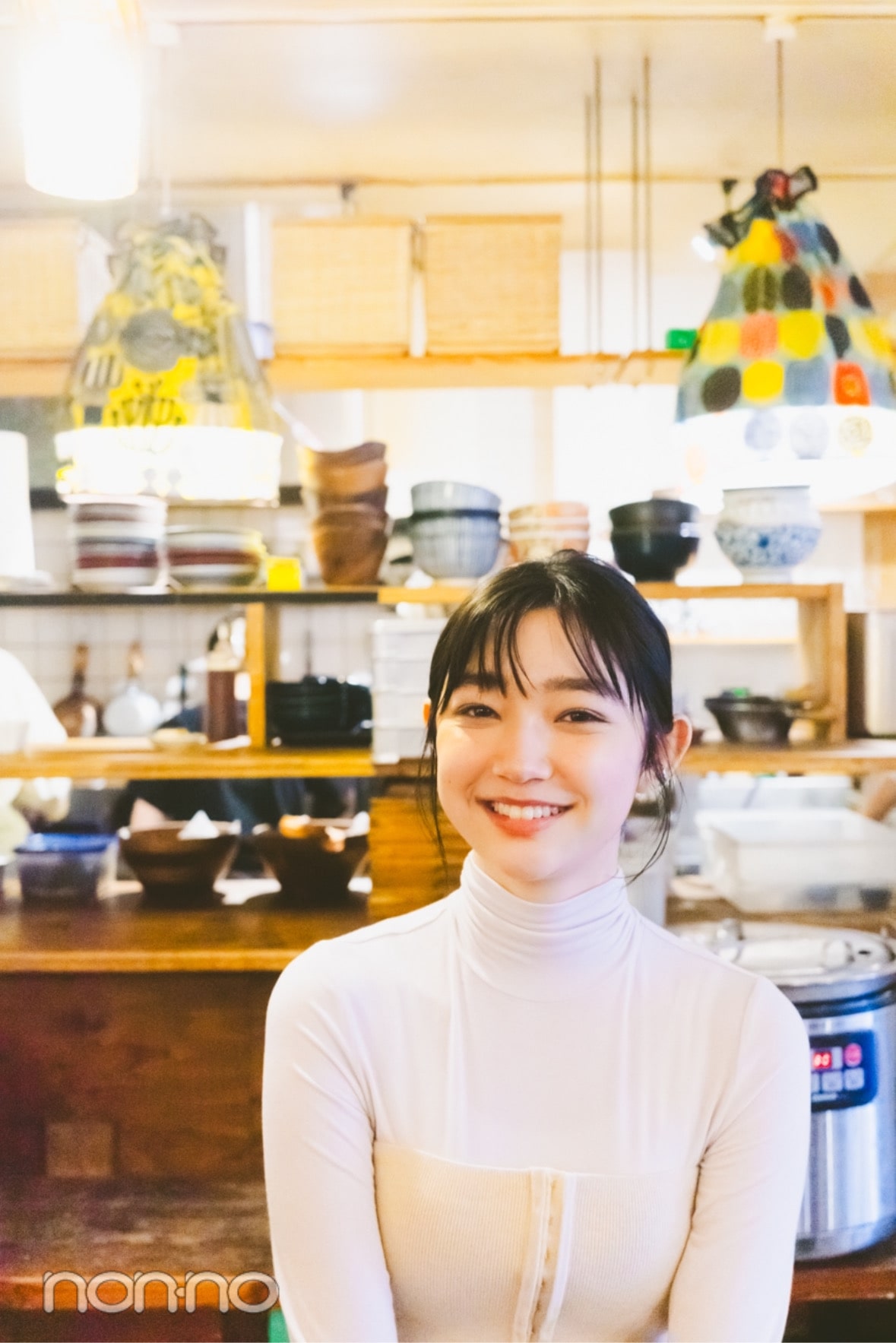bio ojiyan cafeでの小宮山莉渚のバストアップカット