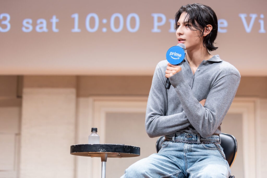 質問に答えるSnow Manのラウールさん