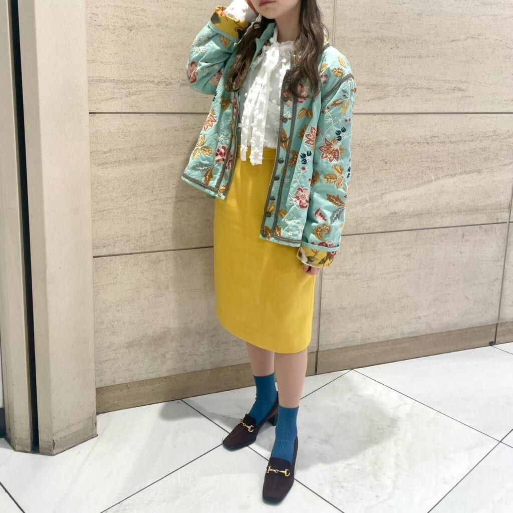 水色で花柄の刺繍が入ったブレードジャケット 白いボウタイブラウス 黄色のタイトスカートを使ったコーディネート