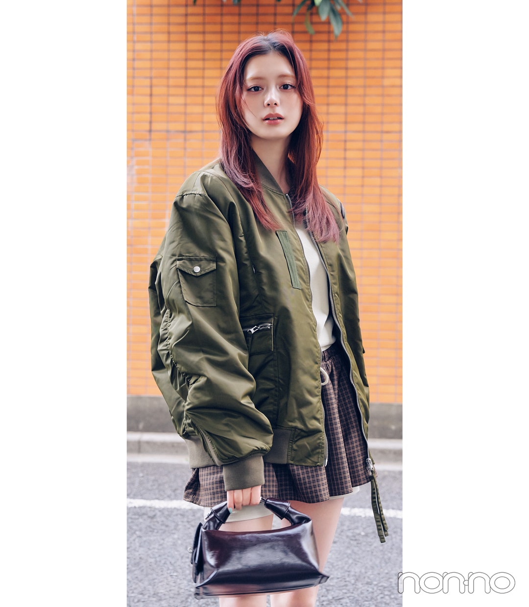 最高気温20度の日のアウター　ミリタリー風ジャケットを着ている女性