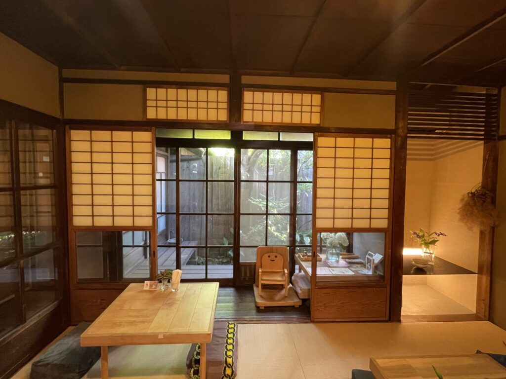 cafe MOKUREN 木蓮の内観