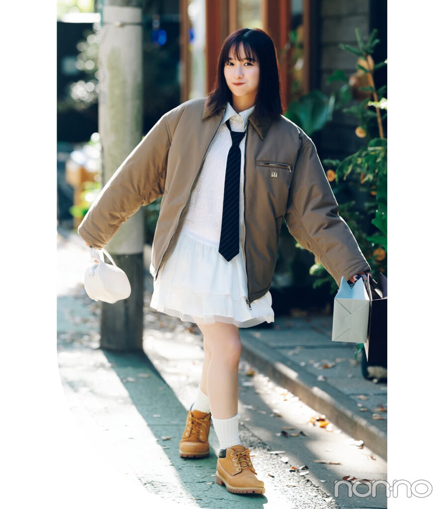 白ニット＆ネクタイ×白ミニスカートの可愛い白ニットコーデ