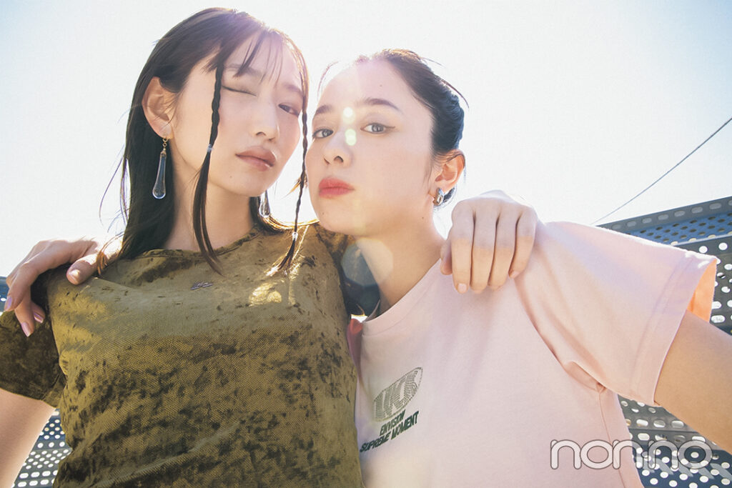 ぎゃるみTシャツを着た岡本夏美と堀田真由2