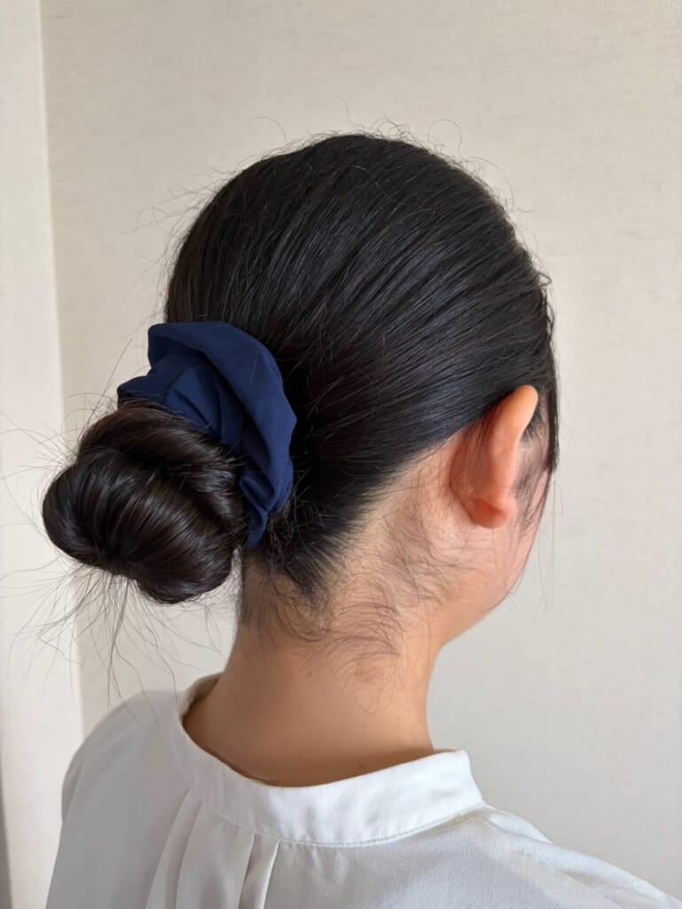 お団子にシュシュをつけた姿(斜めから撮った写真)