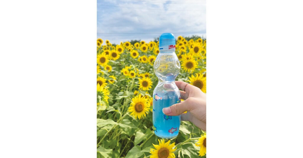 青空とラムネで無条件に盛れるレトロ写真を（咲さん・大学1年）