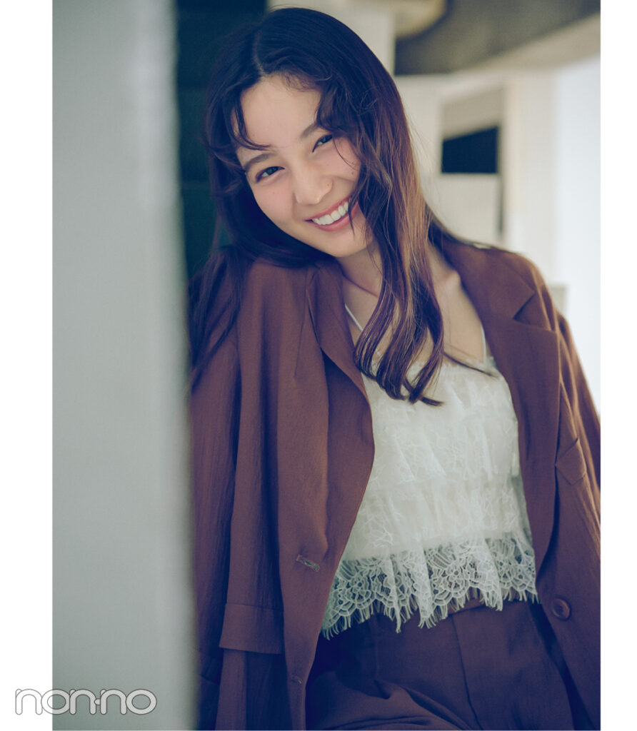 ブラウンのジャケットコーデ