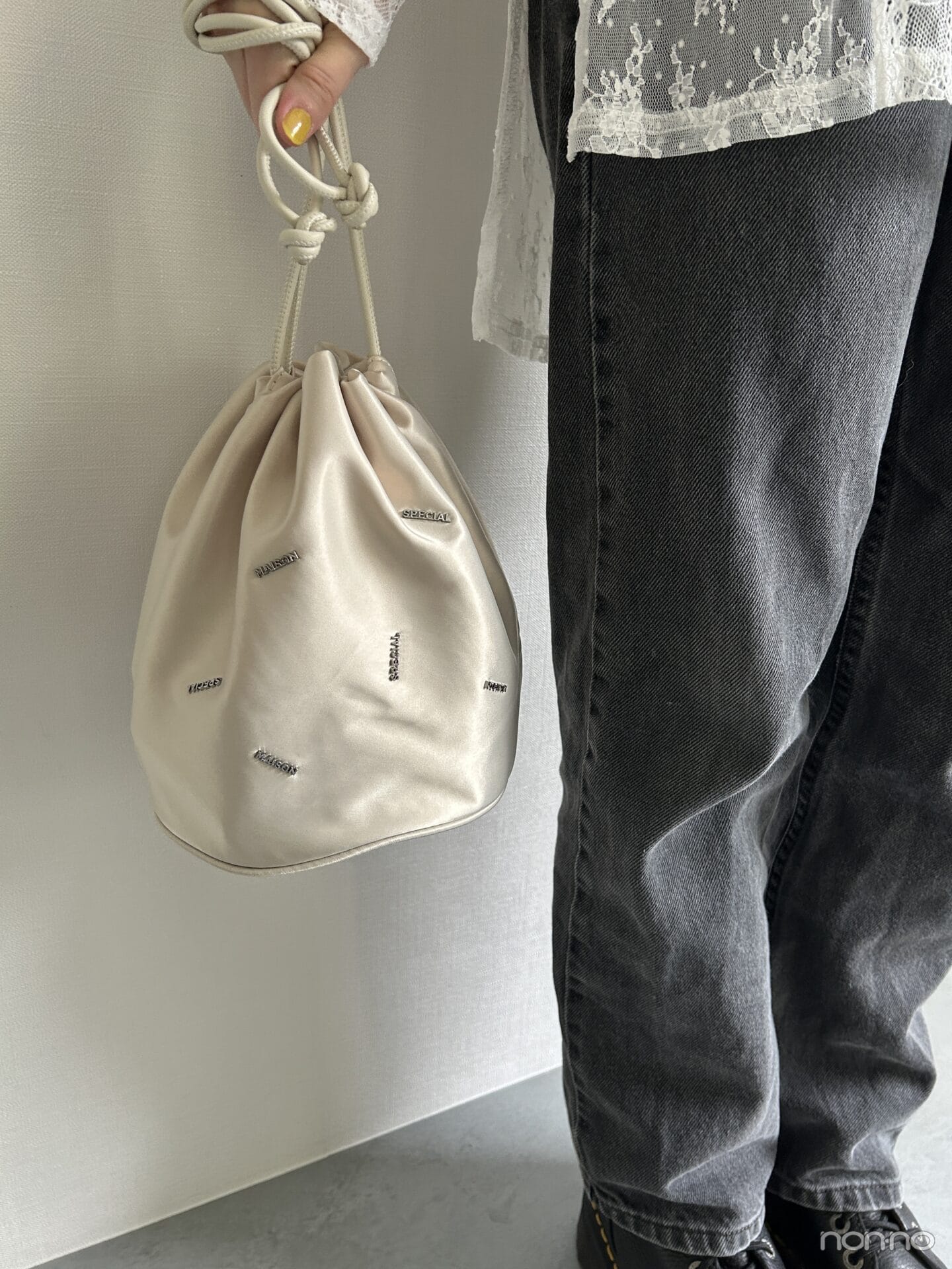 井上和の夏私服2025のバッグのカット