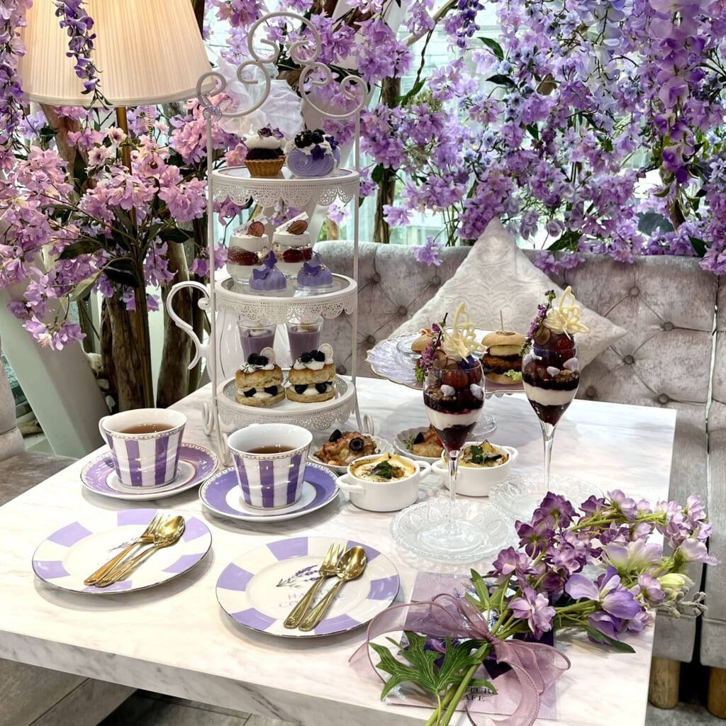 藤テーマの紫色アフタヌーンティー ティースタンド、パフェ、ティーカップほか