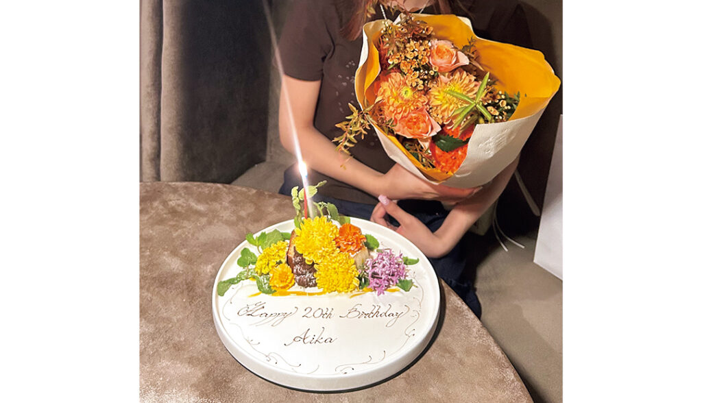 バースデープレートとリンクした花束を用意！（SORAさん・大学2年）