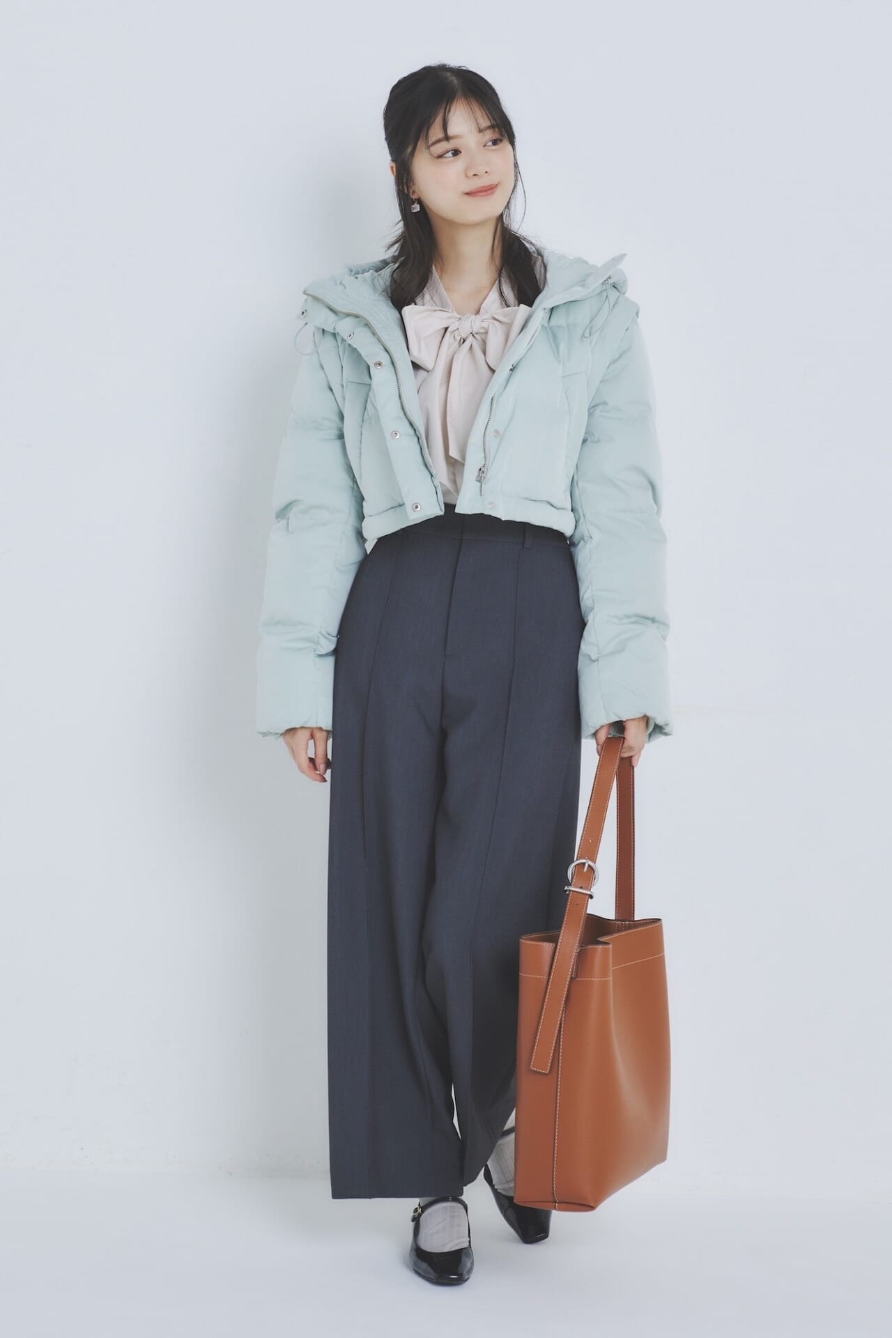 ダウンジャケット×ワイドパンツのコーデ