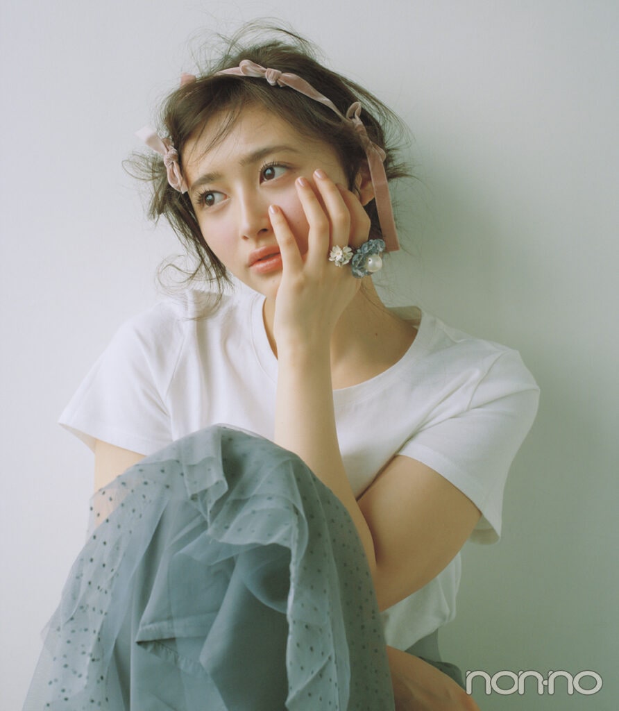 フラワーモチーフリングをつけた井上和