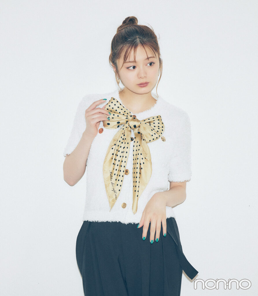 スカーフの巻き方4 ボタンホールに通してタイブラウス風にチェンジ