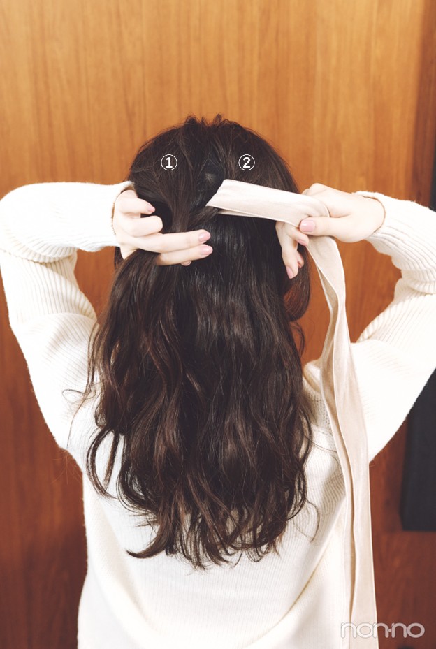 小坂菜緒のヘアアレ14daysのリボン編み込みのプロセス②