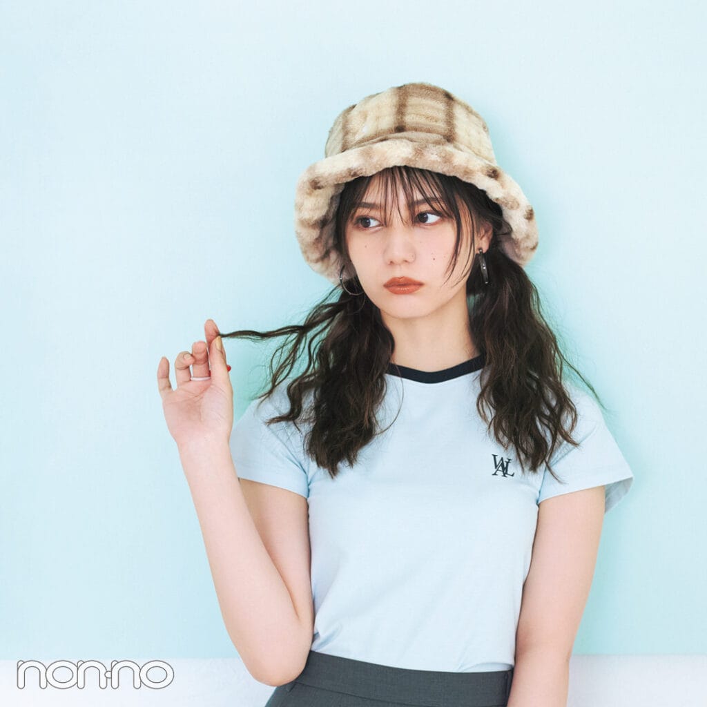 ヘアアクセサリーおすすめブランドの「カンゴール」のハットをかぶった女性