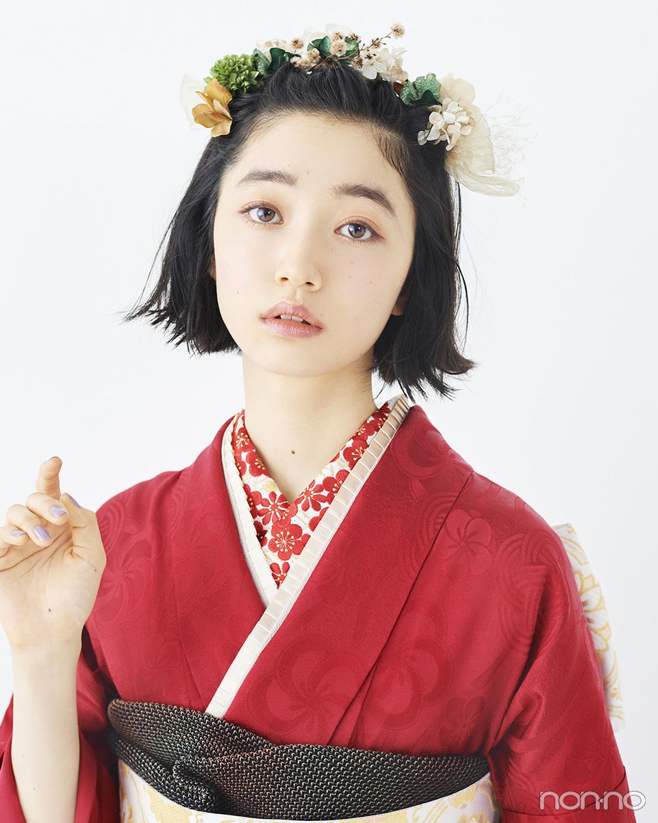 ボブの成人式ヘアスタイル　黒髪ダウンスタイルに髪飾りをつけた髪型の正面