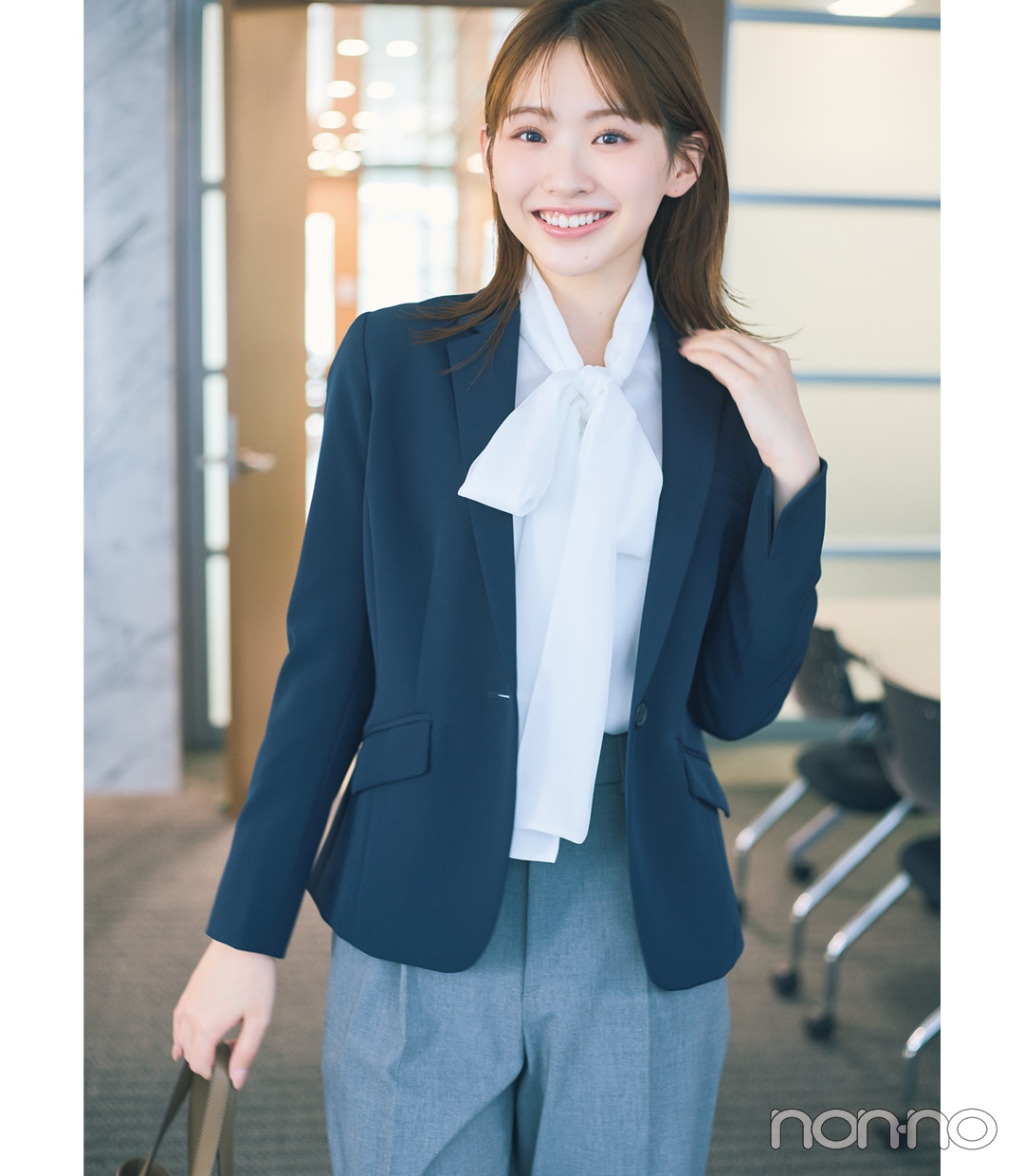 新社会人におすすめのネイビージャケット×白ボウタイブラウス×グレーパンツの服装