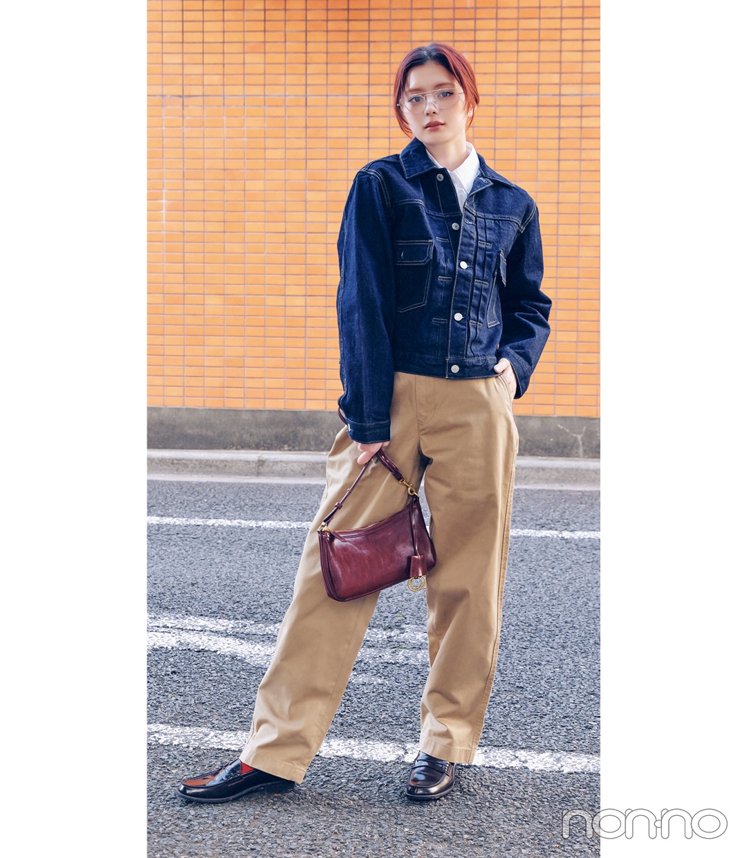 最高気温20度の日のアウター　デニムジャケットを着ている女性