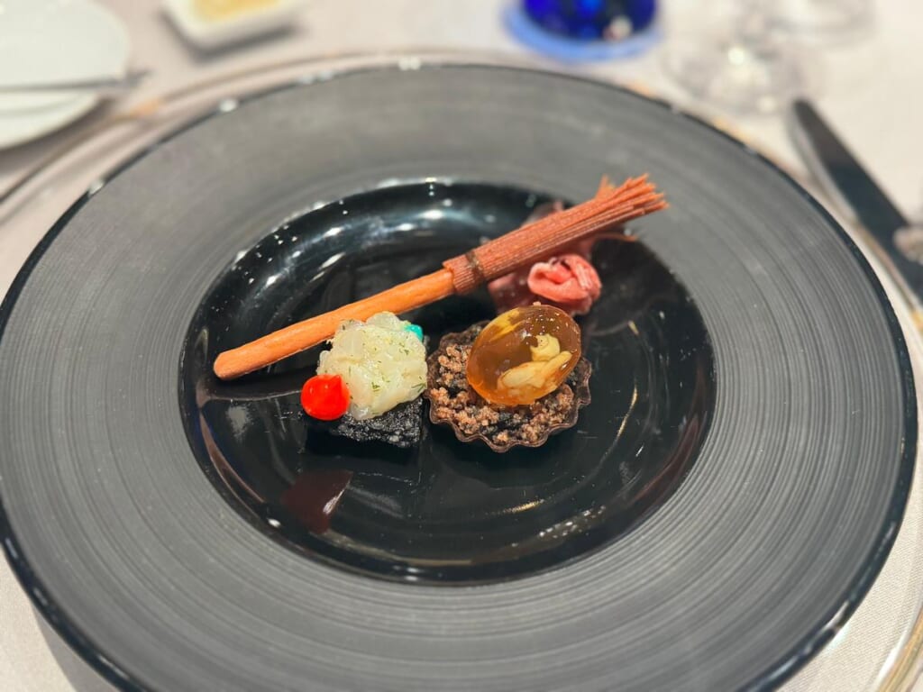 ホグワーツディナーアミューズは、「箒のグリッシーニ」、「トライウィザードカナッペ」、「金の卵のタルト」