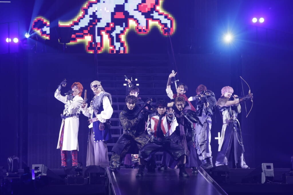 メタルなかよしを様々なコスチュームで魅せる超特急。