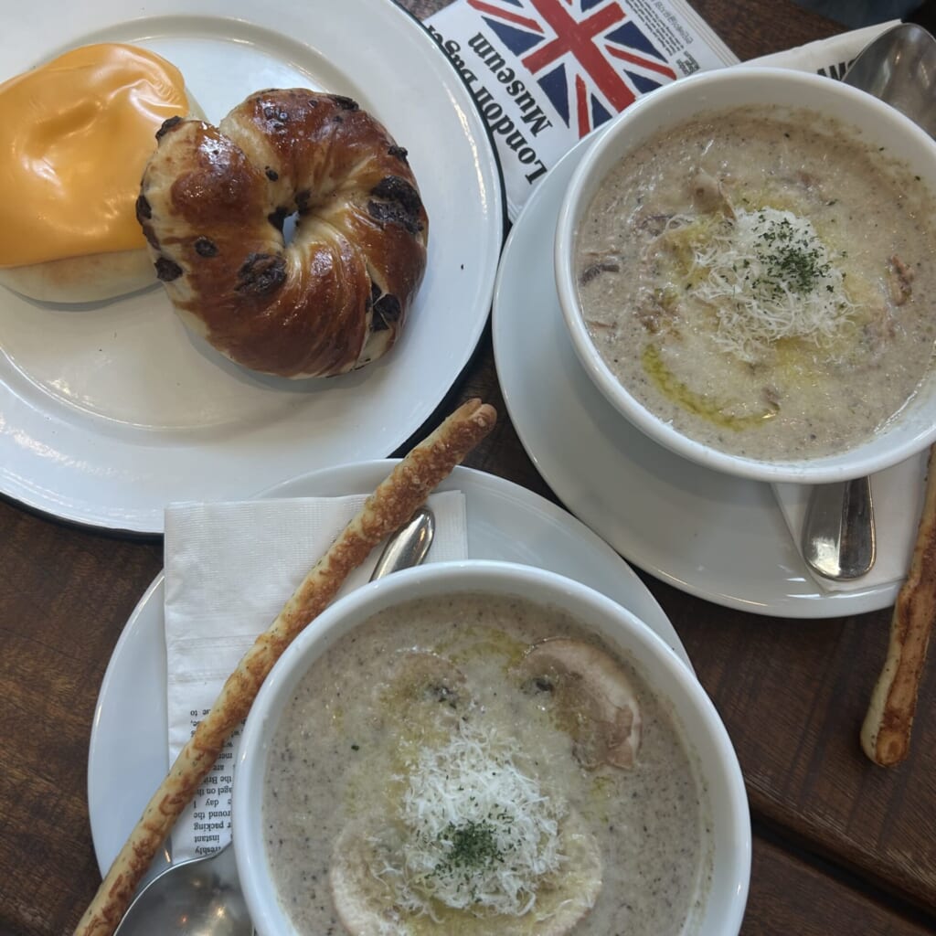 ロンドンベーグルミュージアム　ベーグルとマッシュルームスープ