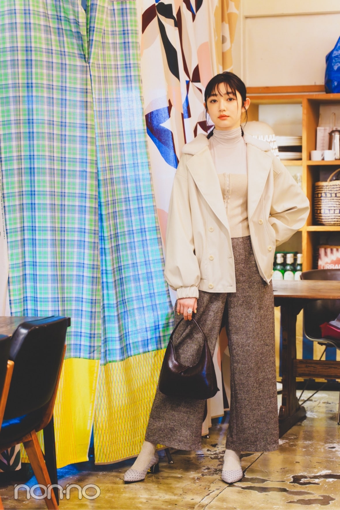 ベージュのワントーンコーデを着用した小宮山莉渚