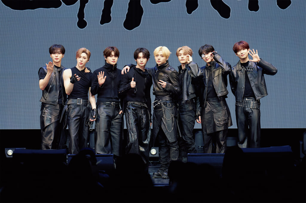 フォトセッションでポーズをとるALPHA DRIVE ONE