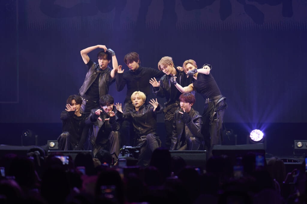 ポーズをとるALPHA DRIVE ONE