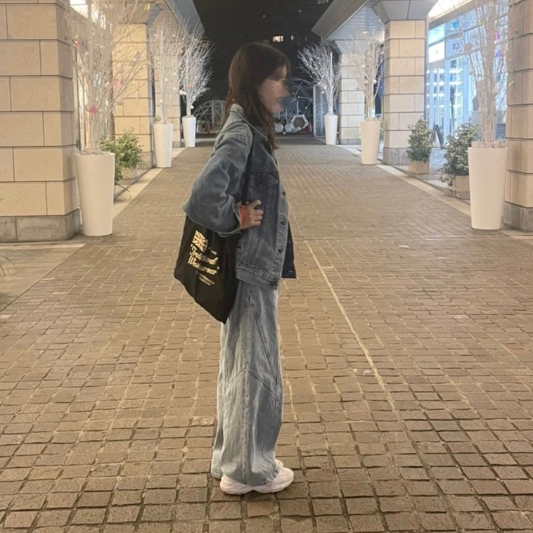 淡いブルーのデニムオンデニムコーデ