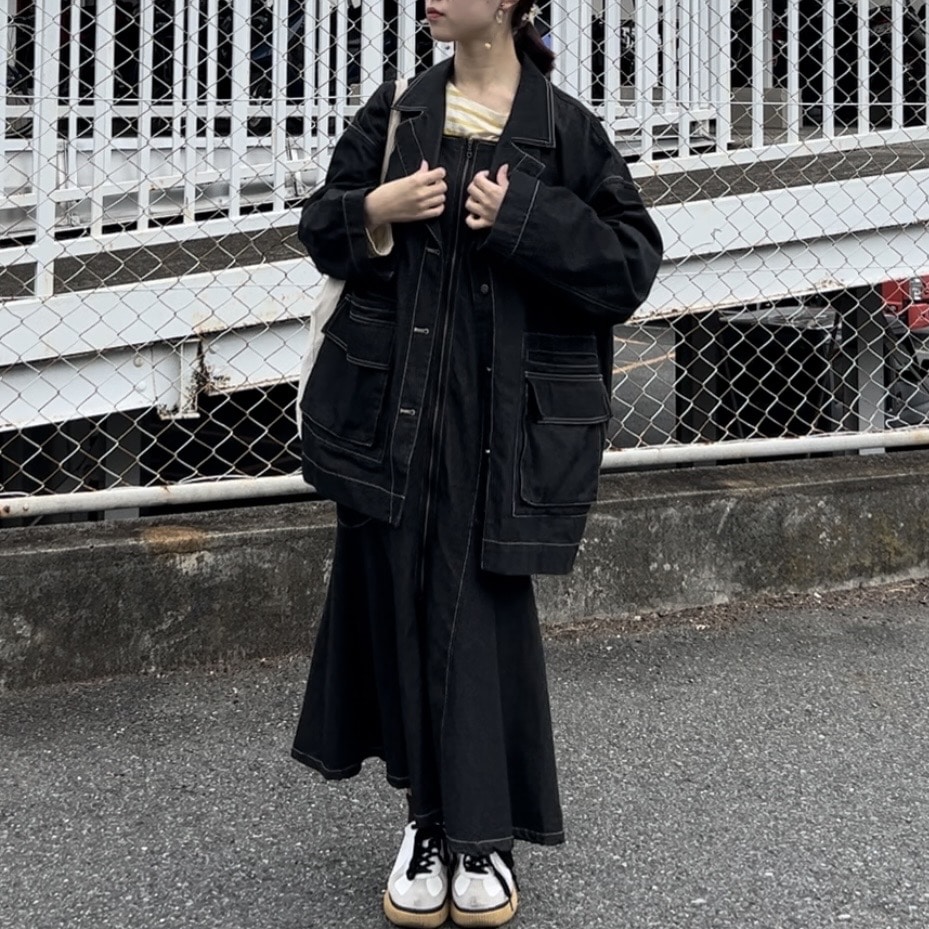 スニーカーを合わせたデニムオンデニムコーデ