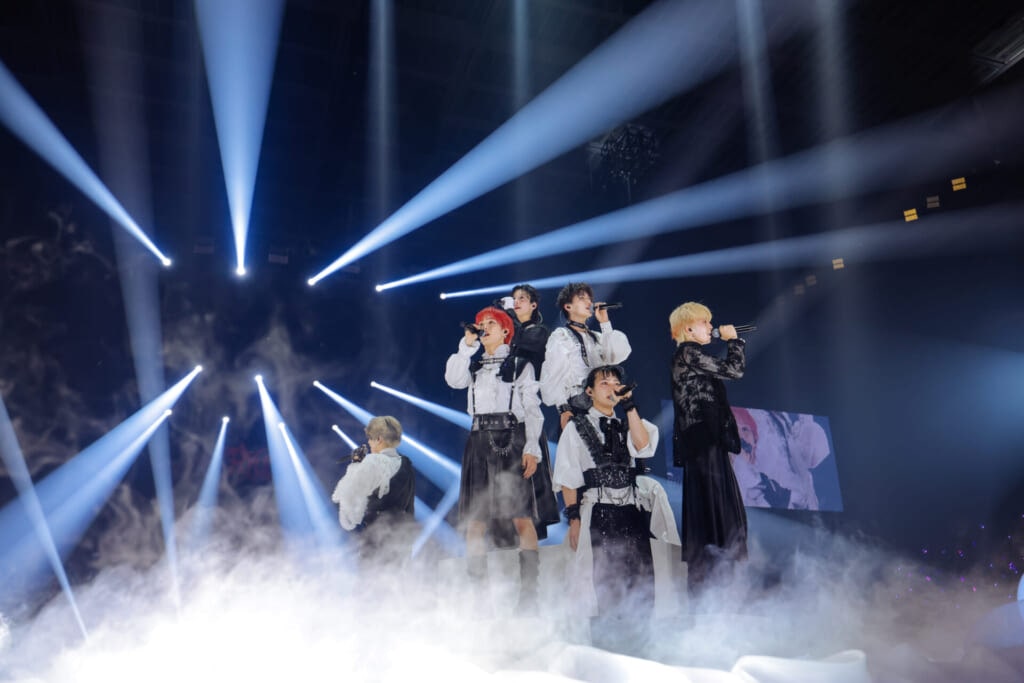 OMAJINAIをパフォーマンスする龍宮城