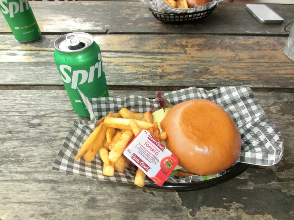 ハンバーガーとポテトと缶のスプライト