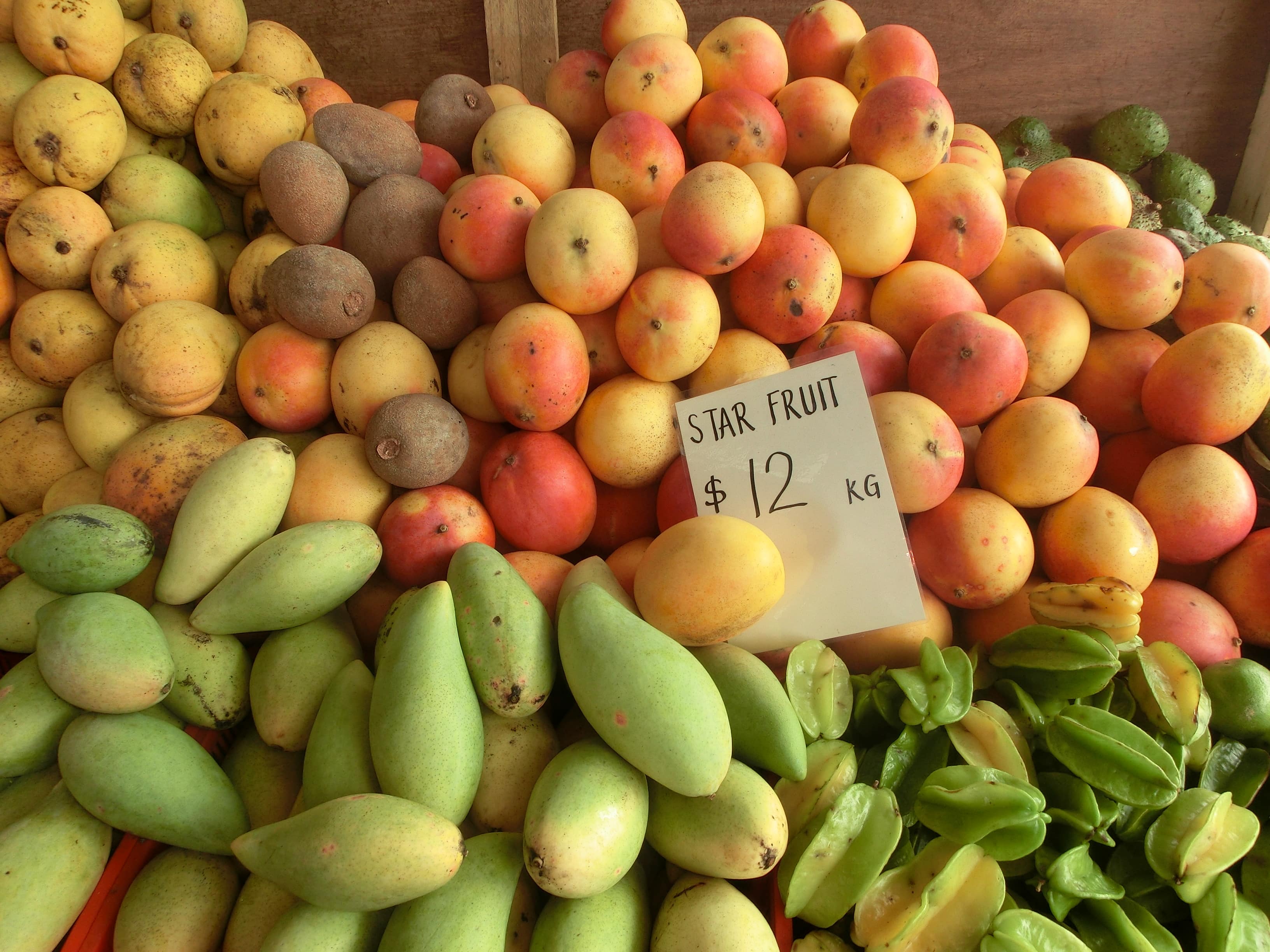 色んなフルーツが売られている写真