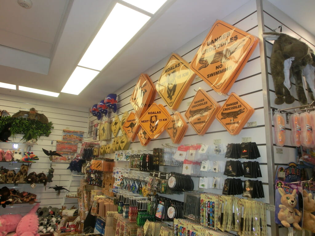 店内の写真。お土産がたくさん並んでいる