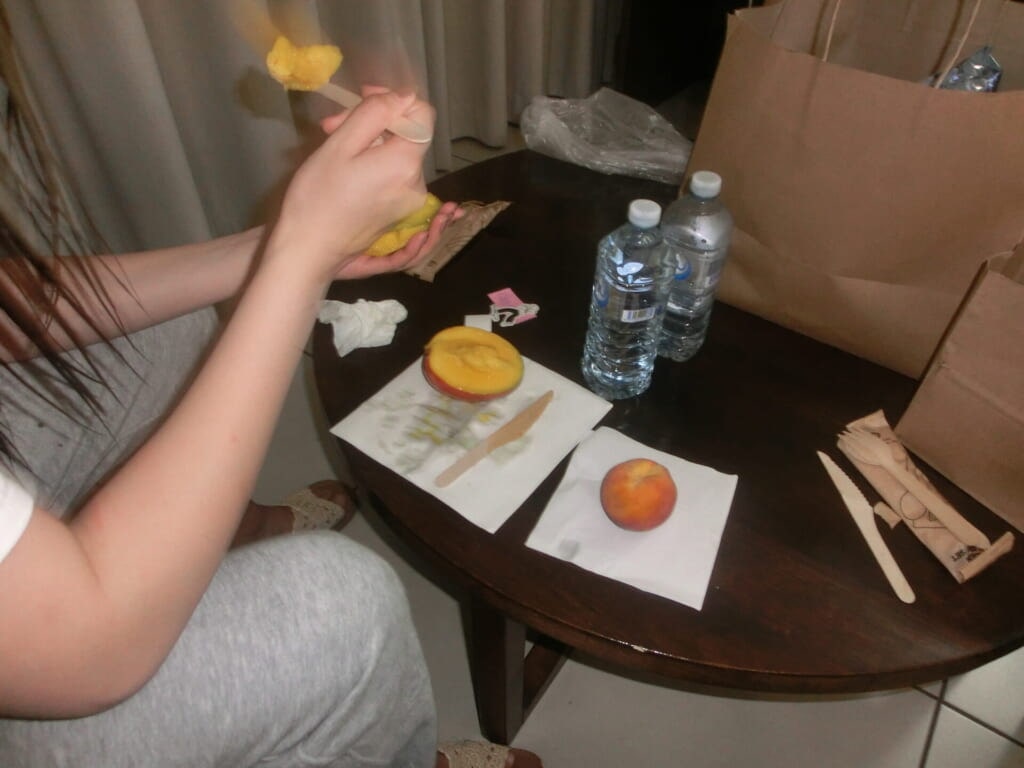 ホテルのテーブルにフルーツを置いて食べている写真