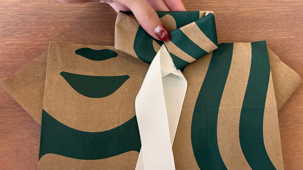 襟部分をリボンごと前に折り込んだ画像(手順6)