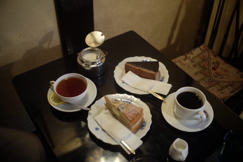ケーキセット(私はコーヒーとチョコレートケーキ、友達はバナナケーキと紅茶)