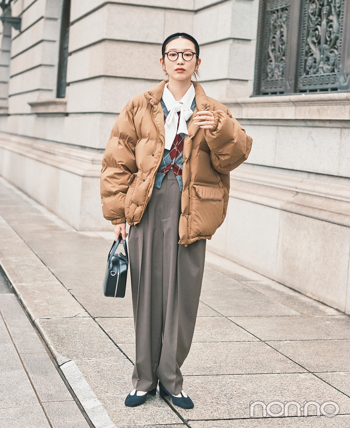 ベージュのダウンジャケットを着たコーデ