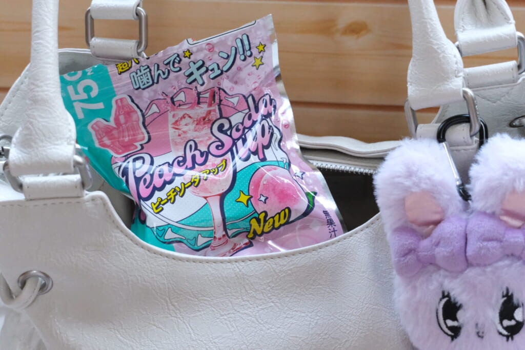 カバンから覗くグミ