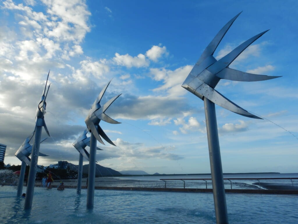 プールの中に風車のようなオブジェが5つ立っている。