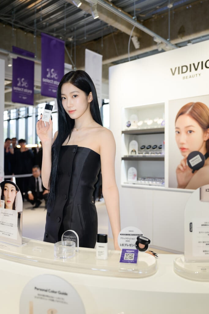 LE SSERAFIM・KAZUHAがヴィディビーチのブースに登場