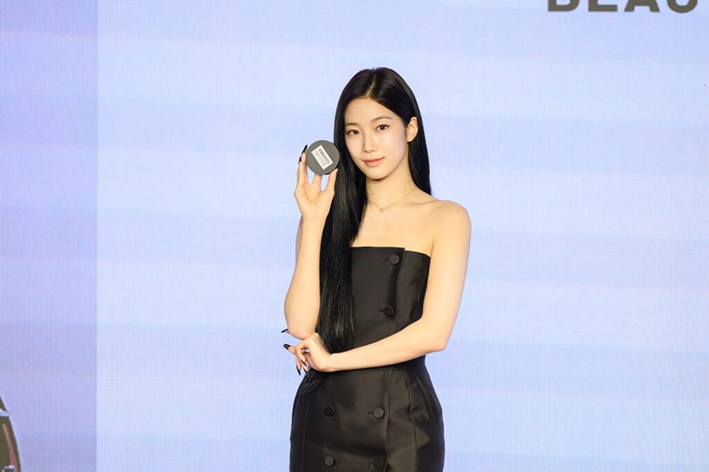 ルセラフィムのカズハ、ヴィディビーチのコスメを持つ