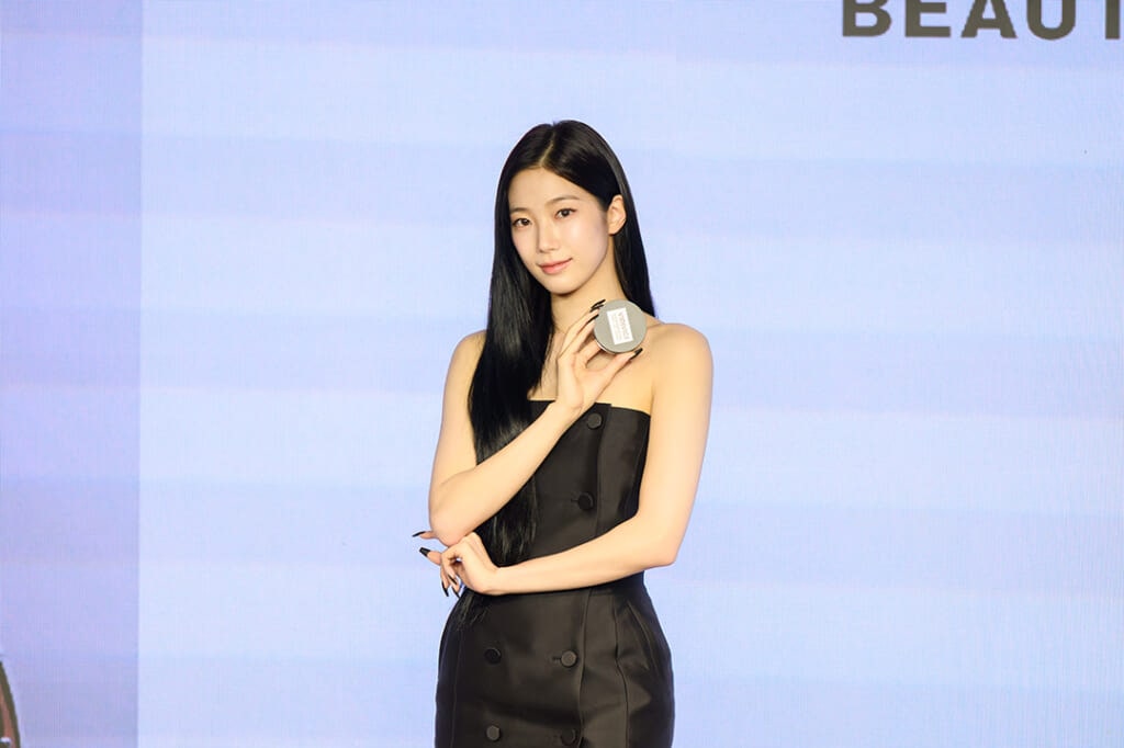 ルセラフィムのカズハ、ヴィディビーチのクッションファンデーションを持ってポージング