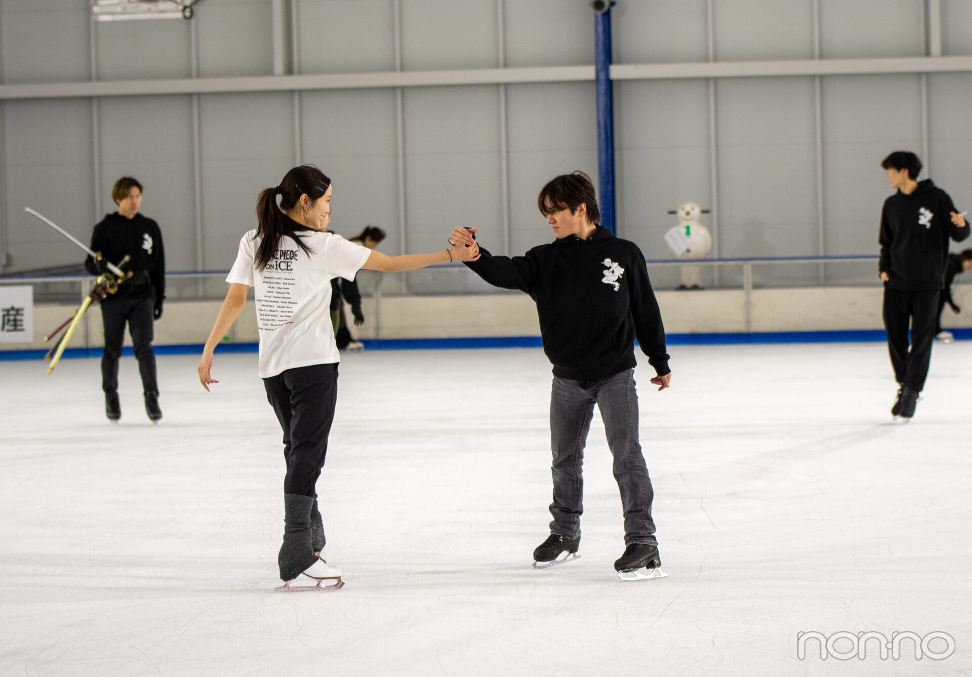 手を取り合う宇野昌磨さん、本田真凜さん