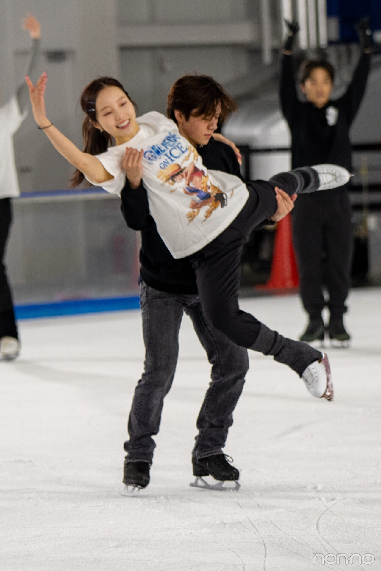 本田真凜さんをリフトする宇野昌磨さん