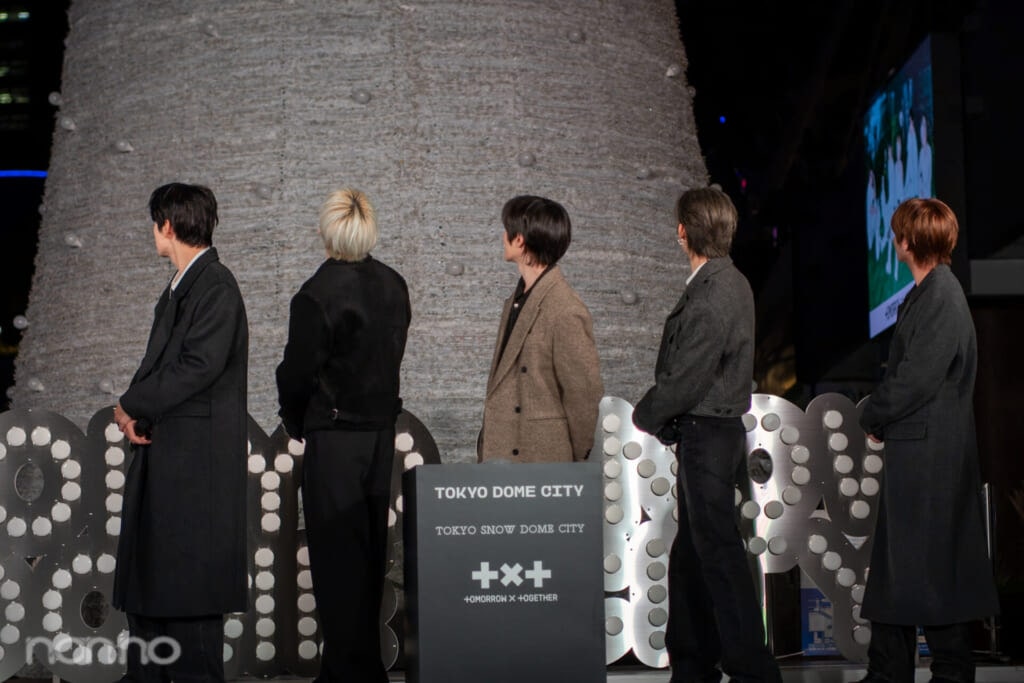 ツリーを見上げるTOMORROW X TOGETHER （トゥモローバイトゥギャザー、TXT）