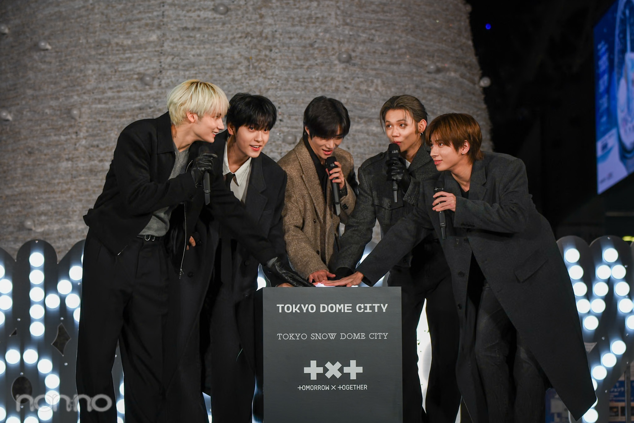 TOMORROW X TOGETHER （トゥモローバイトゥギャザー、TXT）が点灯スイッチを押す様子